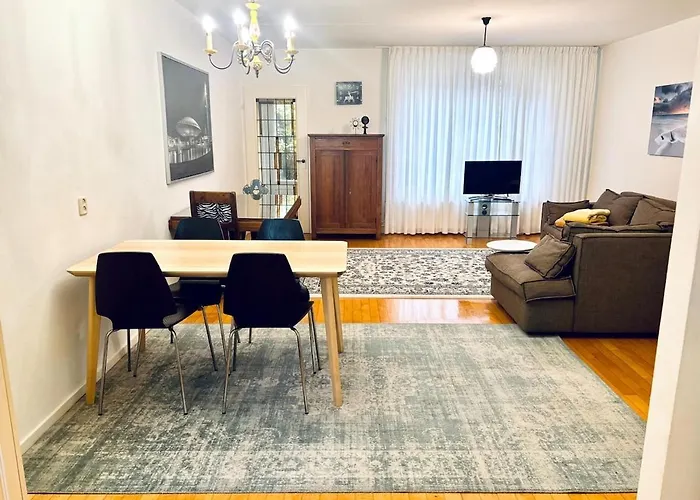 Entire Home, 3 Bedrooms Garden Strijp Within Ring 아파트 에인트호번